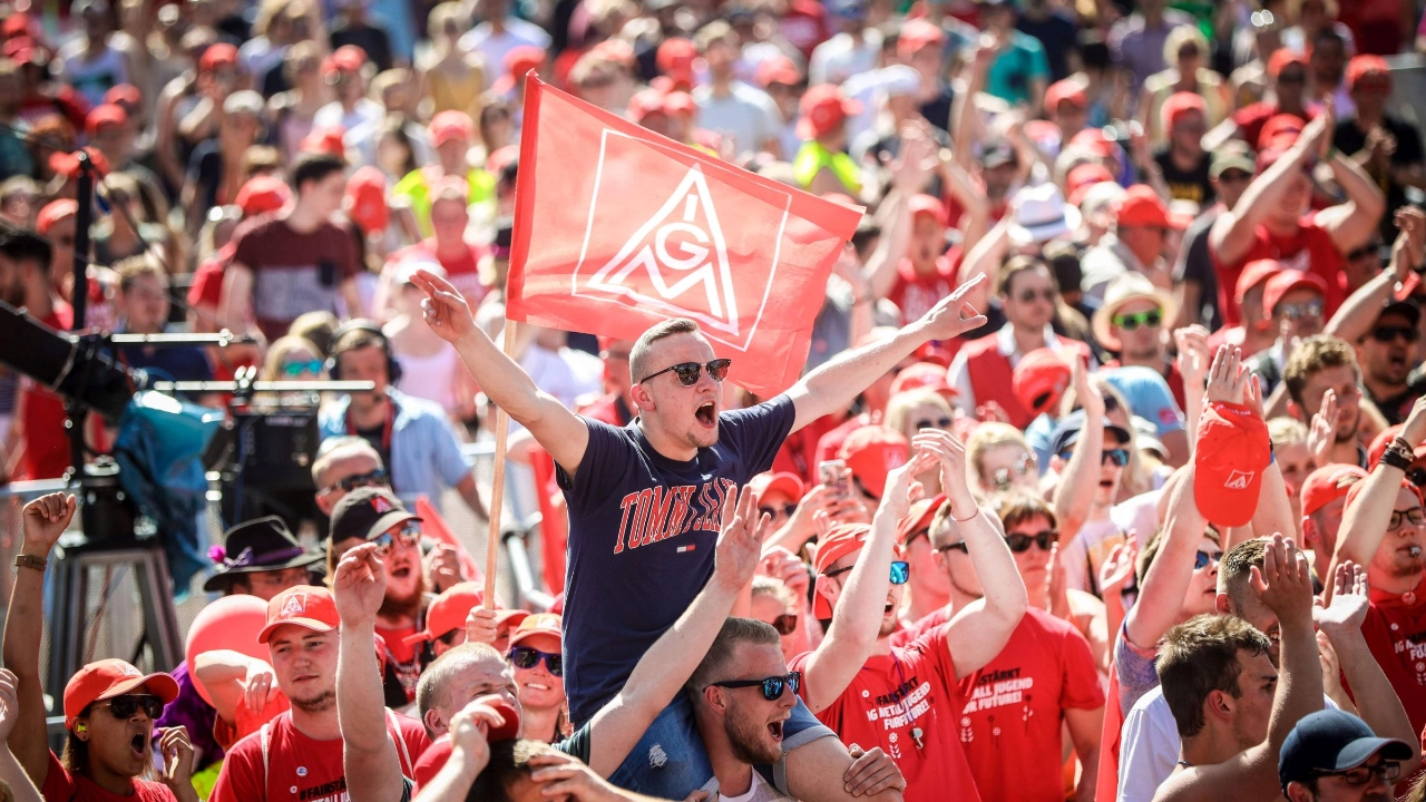 junger Metaller demonstriert lautstark auf der FairWandel-Kundgebung