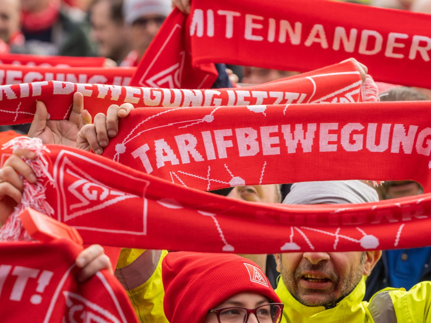 Beschäftigte machen zur Metall-Tarifrunde 2024 mit Warnstreik Druck für ihre Forderungen