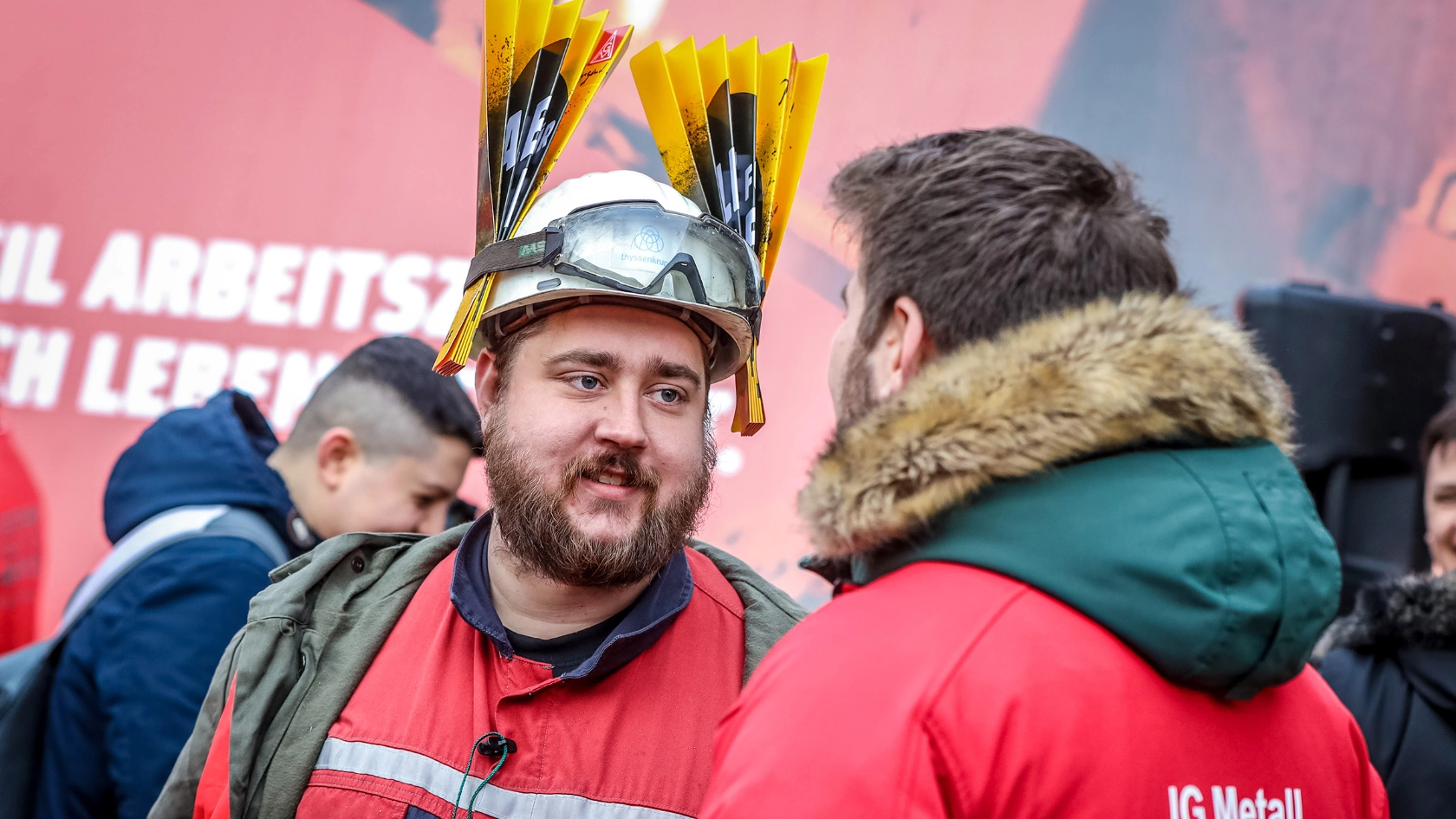 Stahlarbeiter spricht mit einem IG Metall Vertrauensmann während der Stahl-Tarifrunde in Duisburg