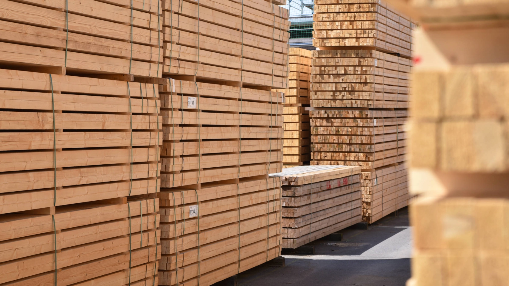 Holzbretter, die in Stapeln gelagert werden.
