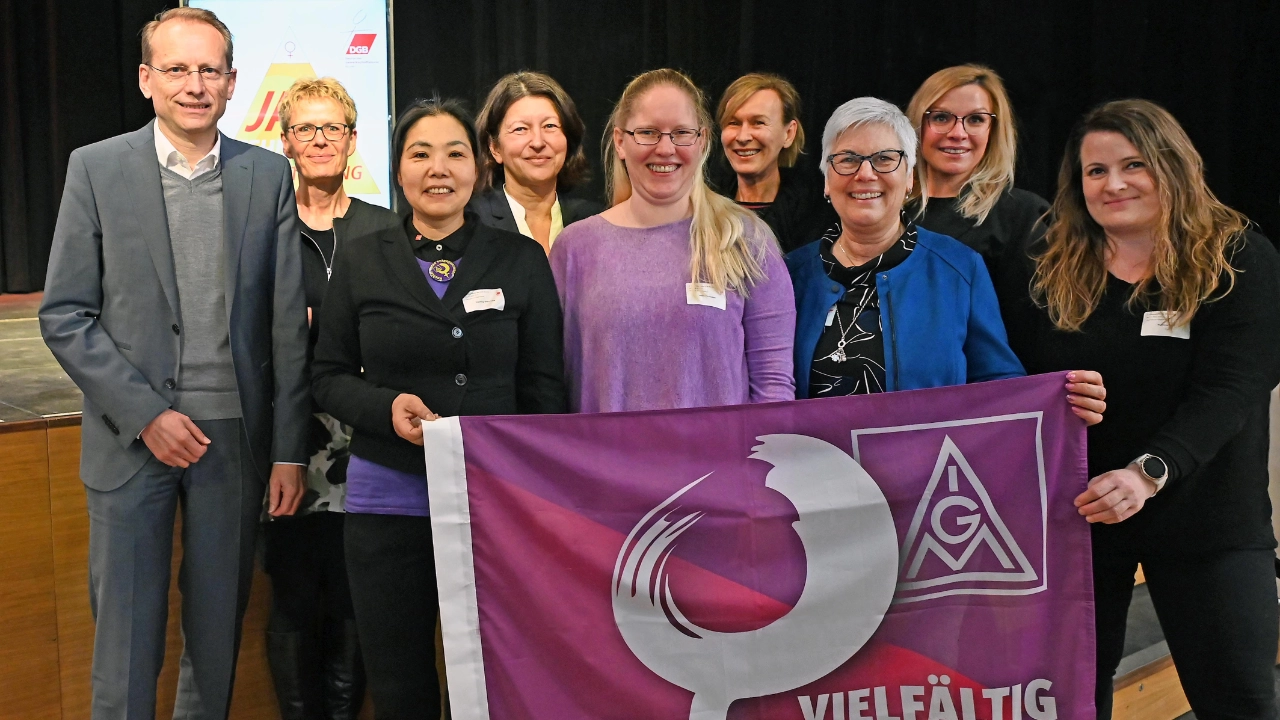 Beim 4. DGB-Frauengipfel in Bayern am 11. März 2023 waren auch zahlreiche IG Metall-Frauen vertreten. Mit im Bild der DGB Bayern-Vorsitzende Bernhard Stiedl und die stellvertretende DGB Bayern-Vorsitzende Verena di Pasquale (4.v.l.).