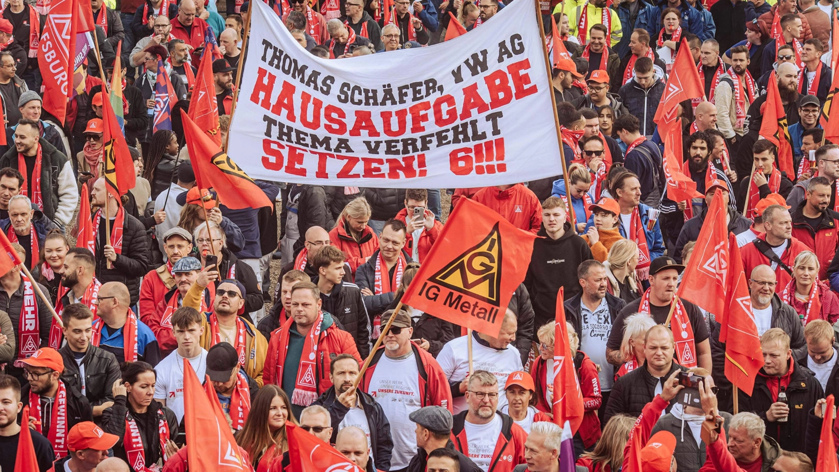 Beschäftigte von VW demonstrieren vor den Tarifverhandlungen