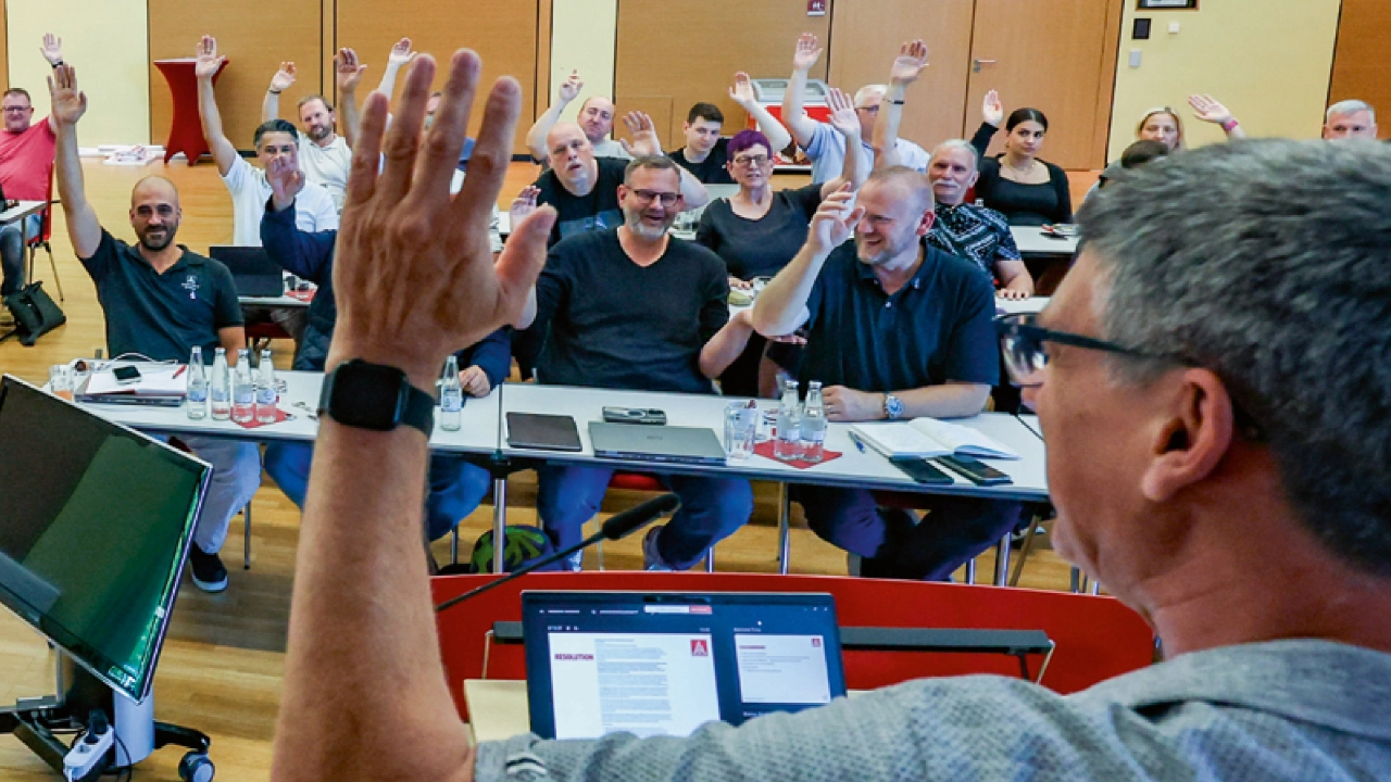 Bild der Einigkeit: Die Tarifkommission der nordwestdeutschen Stahlindustrie votierte einstimmig für die Kündigung der Tarifverträge. Im September wird sie eine Forderungsempfehlung aufstellen. Dann geht es in die Verhandlungen.