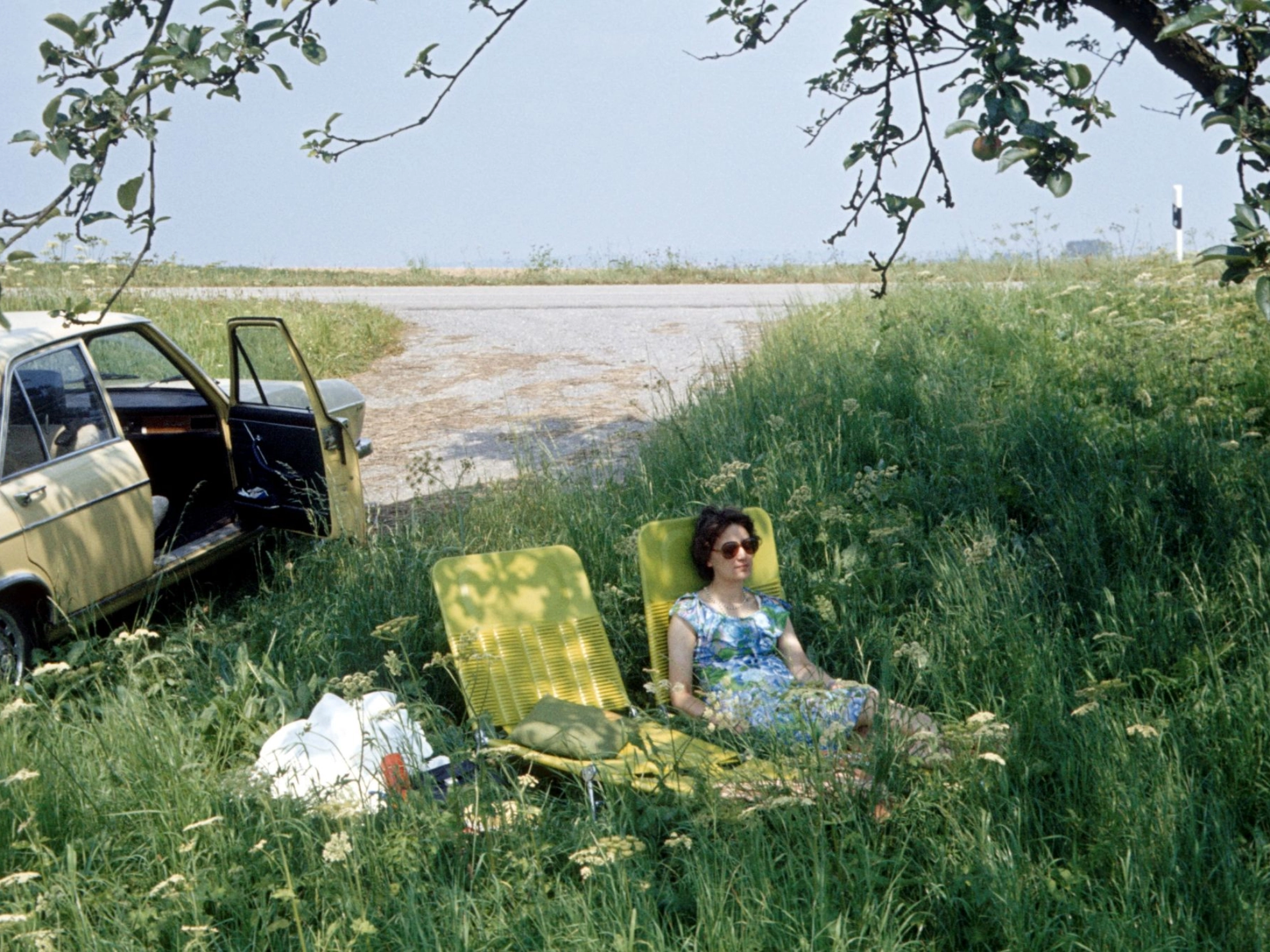 Frau im Liegestuhl am Straßenrand