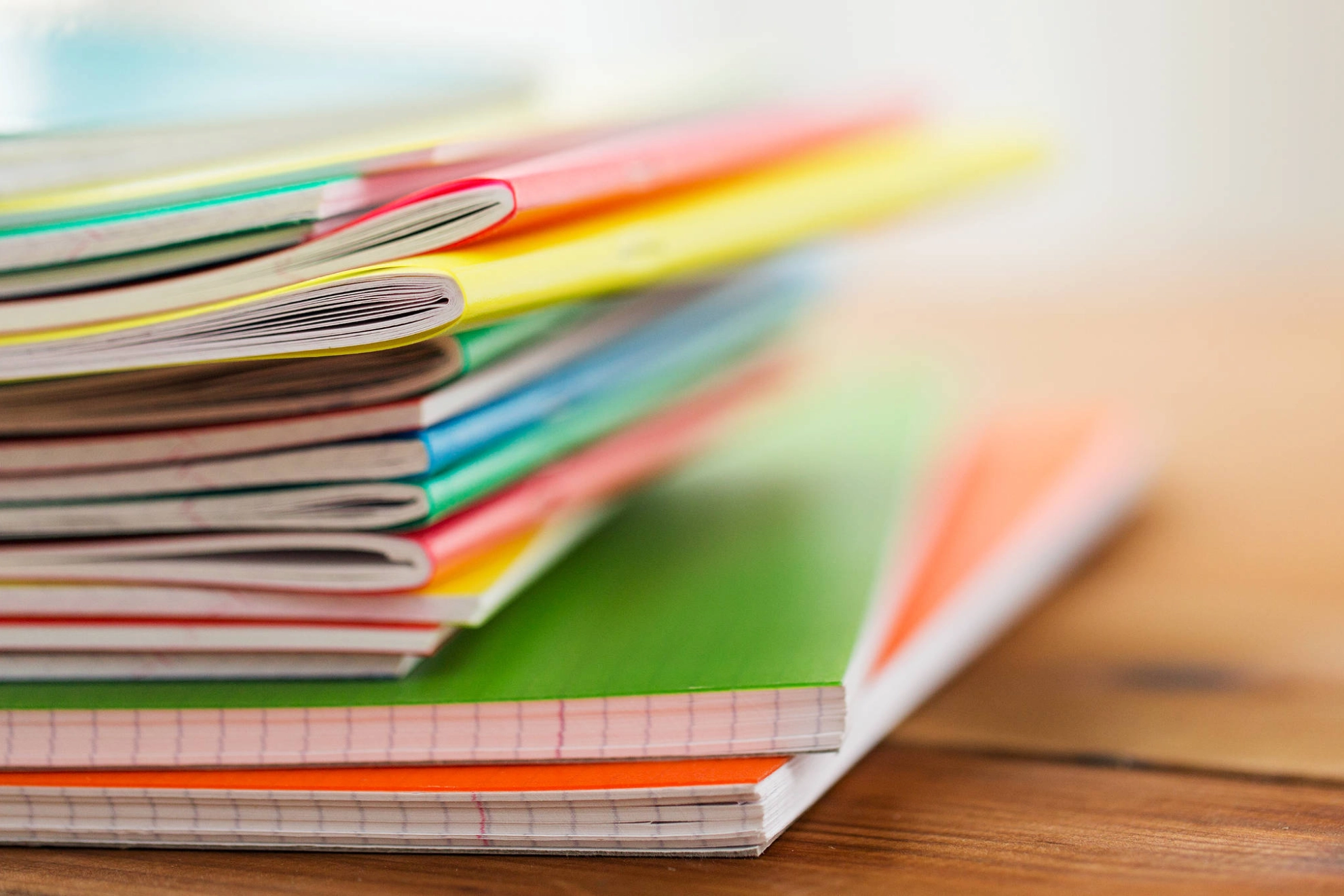 Gestapelte Hefte und Blöcke.