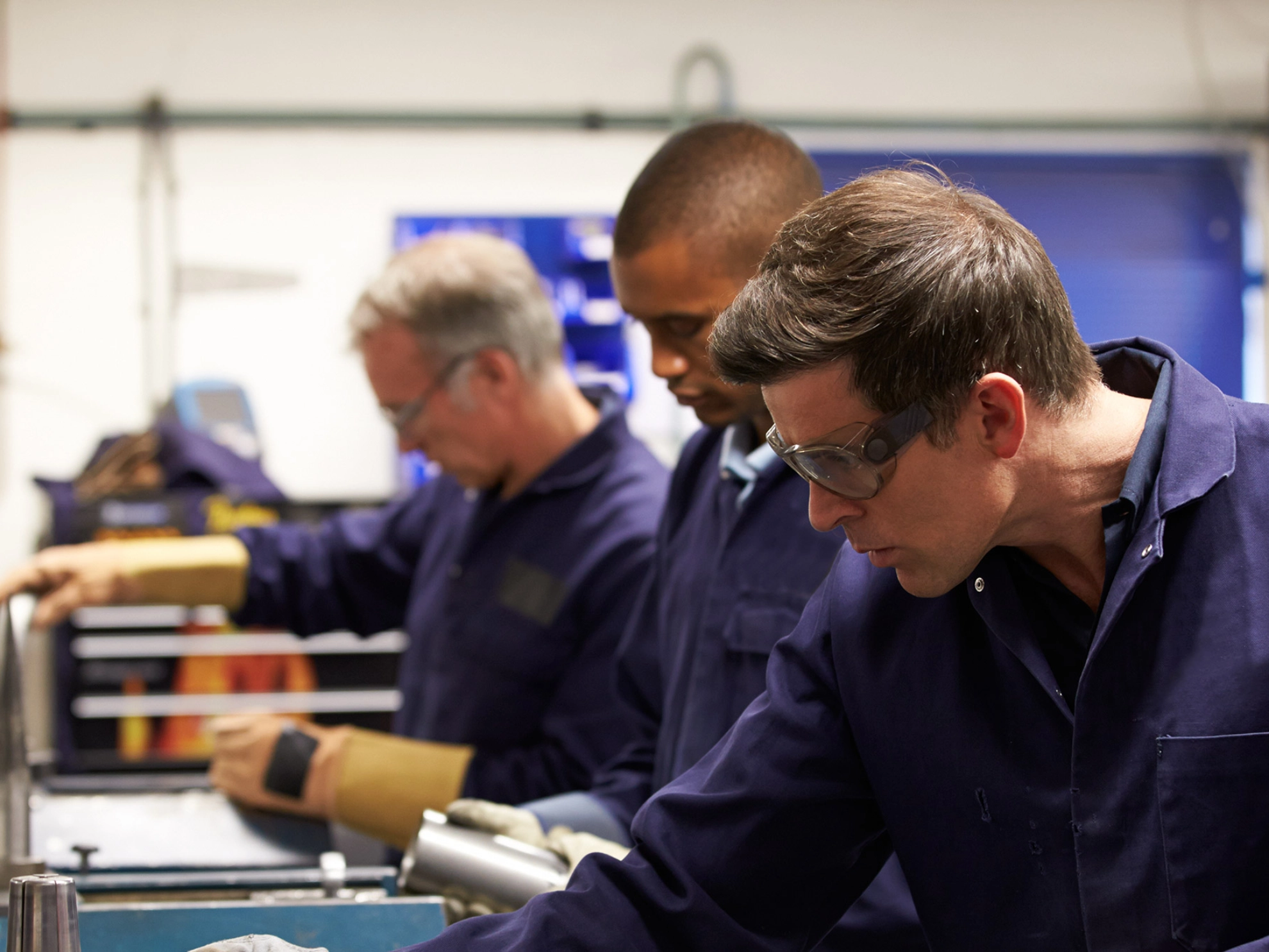 Auszubildende in einer Metallwerkstatt