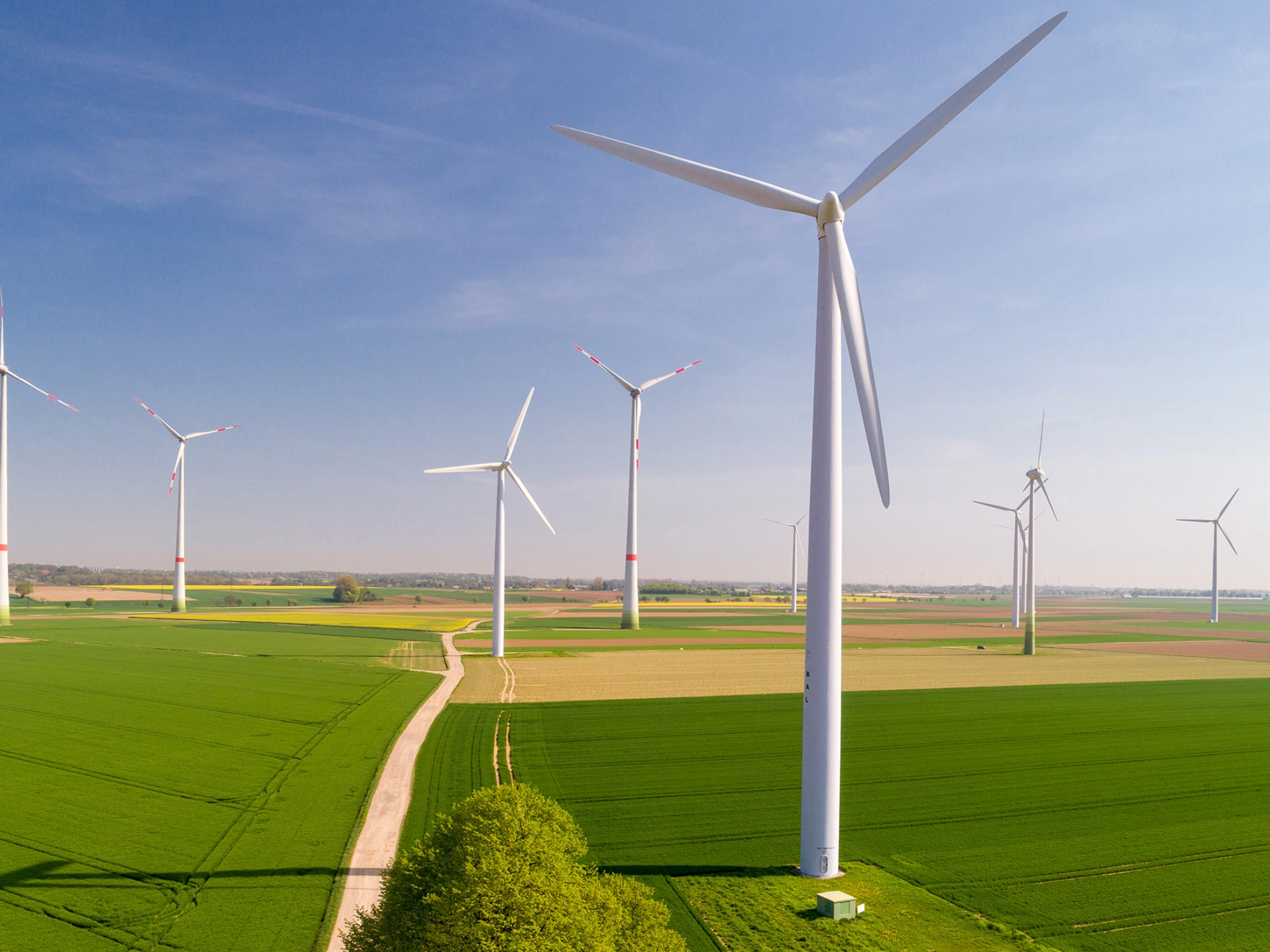 Windkrafträder in einem Windkraftpark