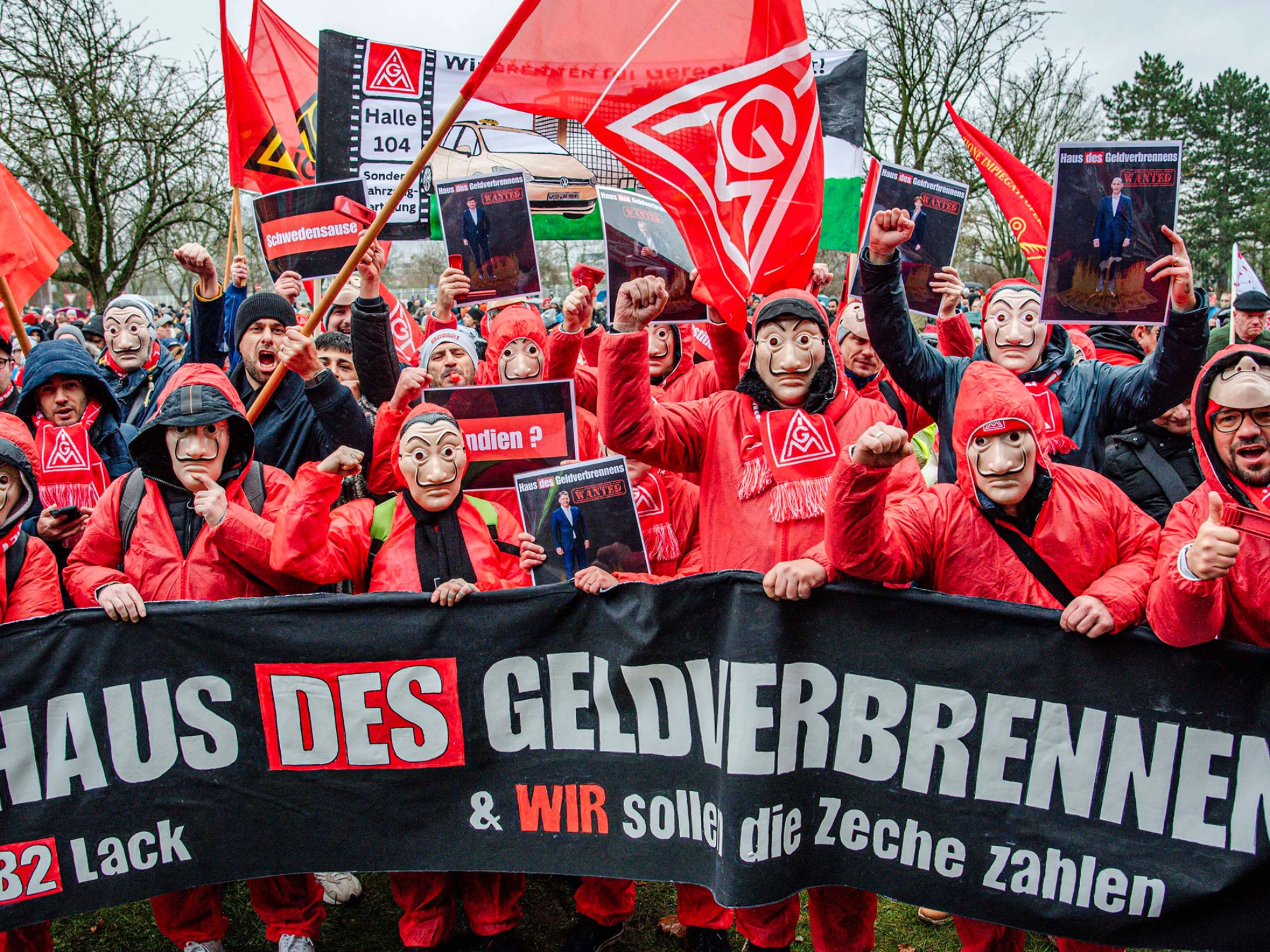 Beschäftigte von VW demonstrieren in Wolfsburg vor der 4. Tarifverhandlung 