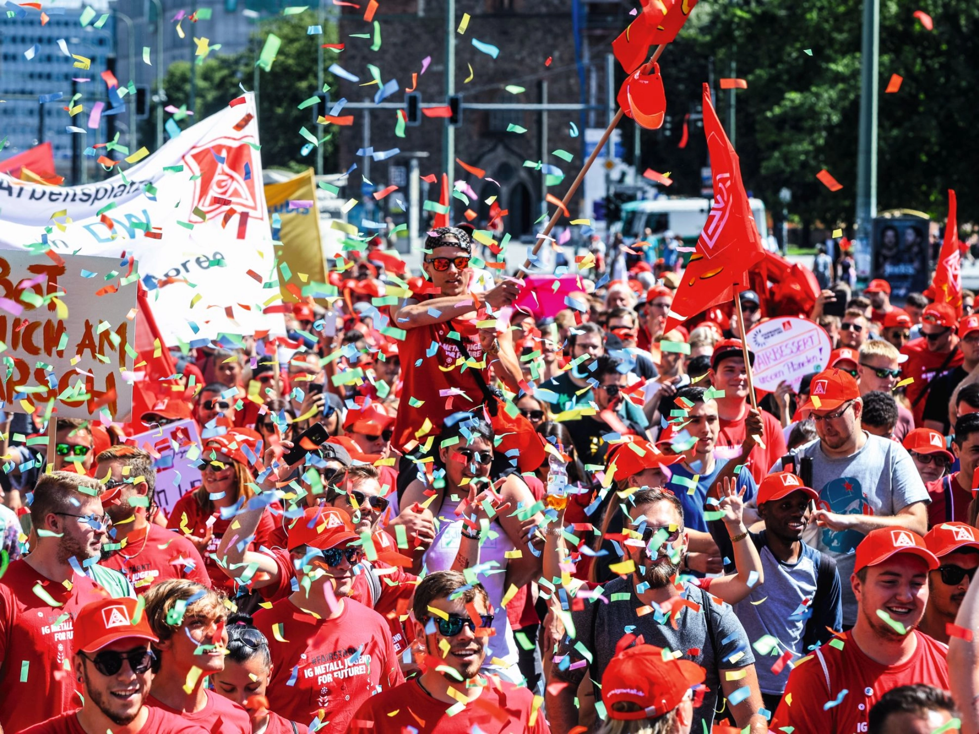 Die IG Metall Jugend demonstriert auf der FairWandel-Kundgebung für Reformen und Investitionen
