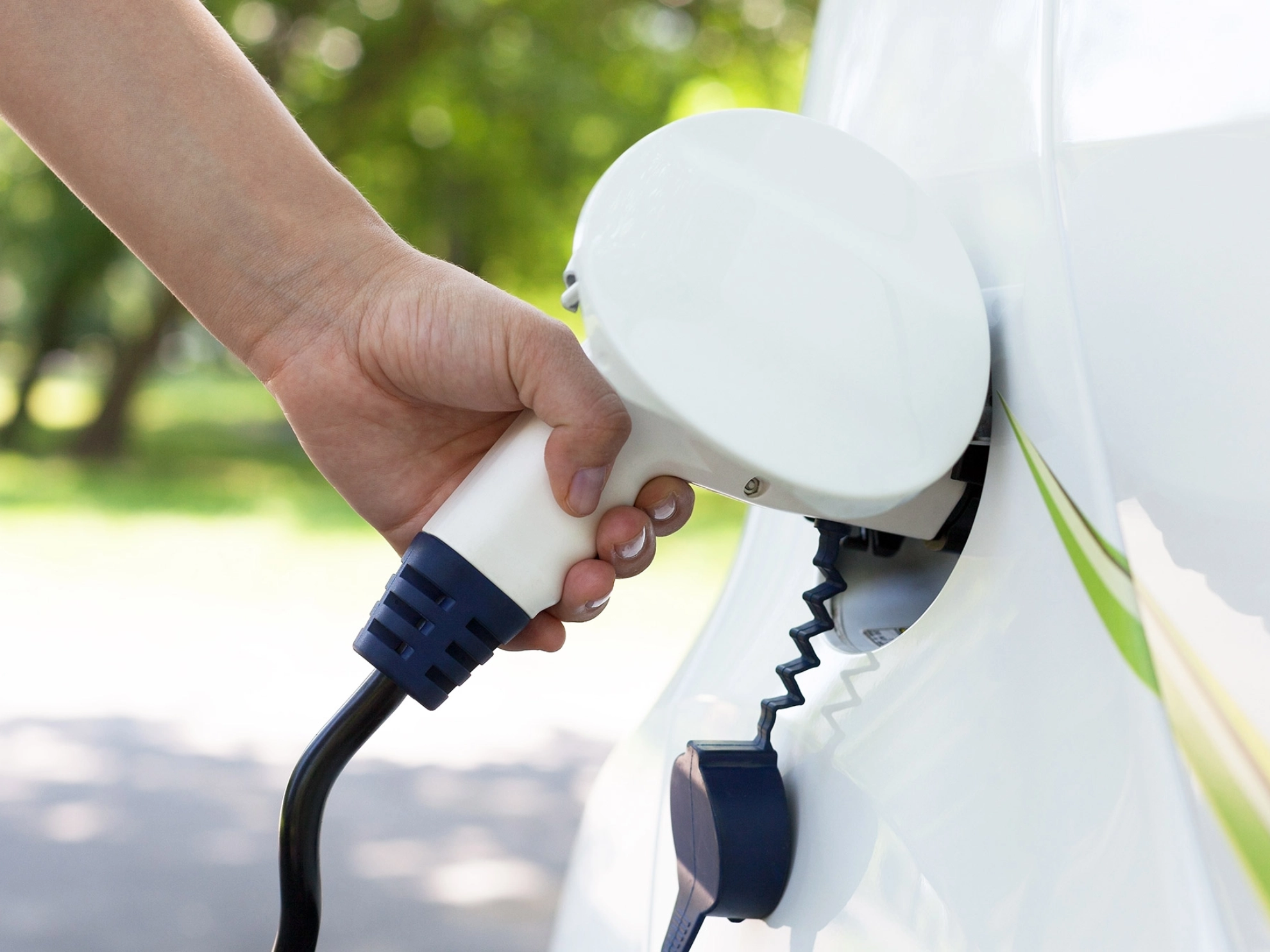 Ladestecker eines Elektroautos wird angeschloßen