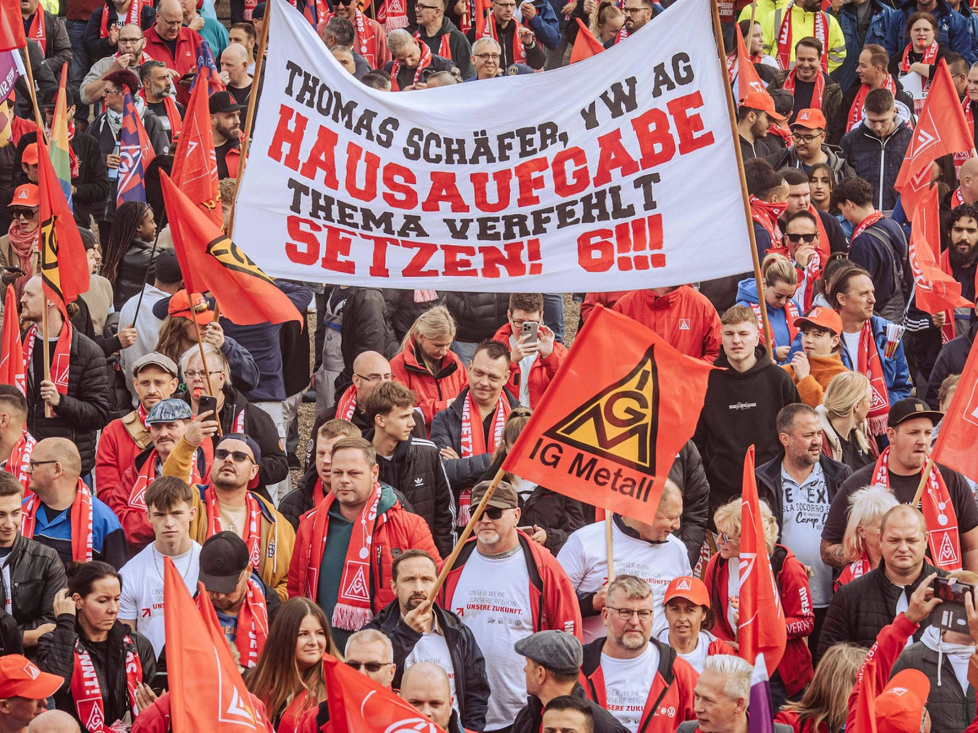 Beschäftigte von VW demonstrieren vor den Tarifverhandlungen